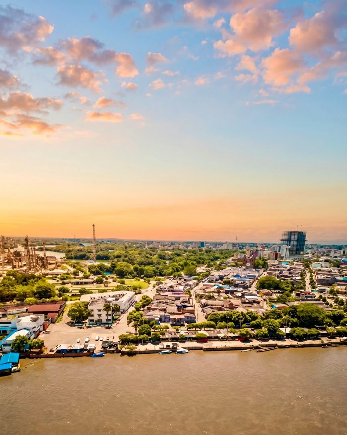 Vista aérea de Barrancabermeja al atardecer mostrando el río Magdalena y el territorio que protegemos